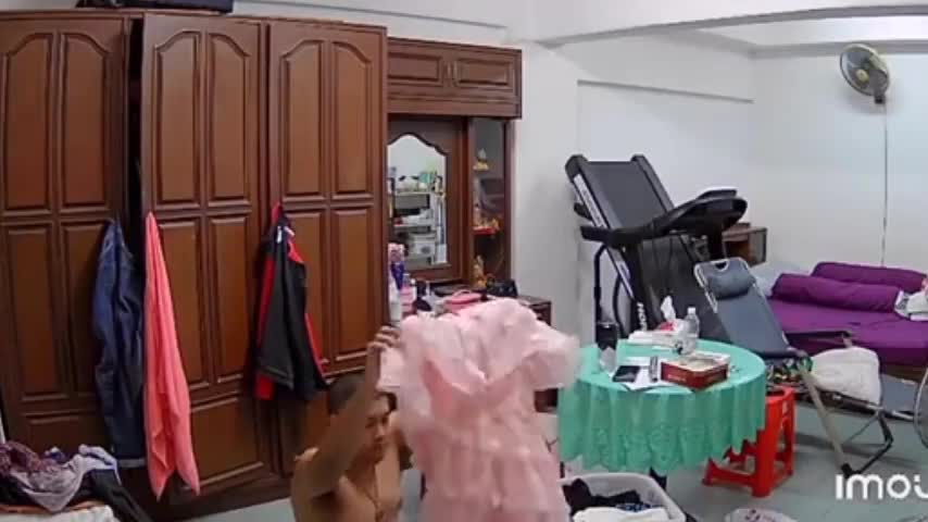 Video-Hot - Video: Người vợ bất ngờ nhìn thấy chồng đang bí mật thử một chiếc váy